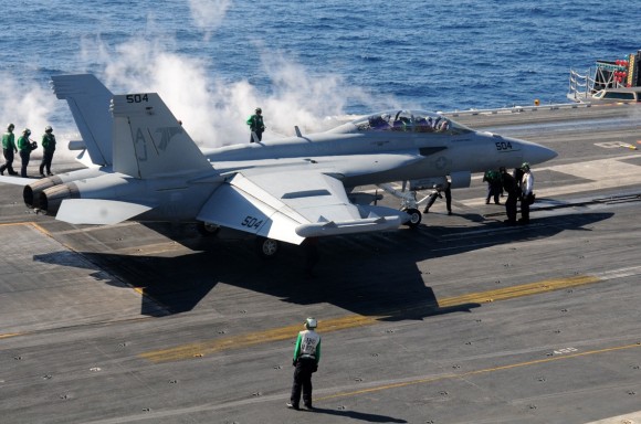 EA-18G Growler do Esquadrão de Ataque Eletrônico VAQ 141 no CVN 77 - foto USN