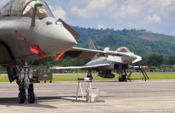 Rafale na mostra LIMA 2013 com Typhoon ao fundo - foto Força Aérea Francesa