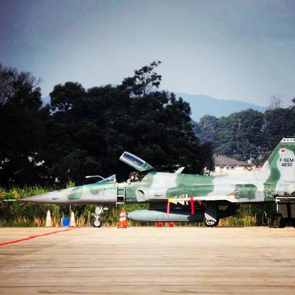 F-5EM armado com míssil Python IV em SBCT - 2