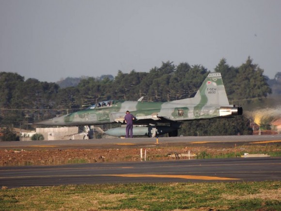 F-5EM armado com míssil Python IV em SBCT - 5