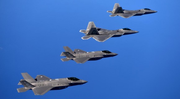 F-22 e F-35 em missão integrada de treinamento - foto USAF