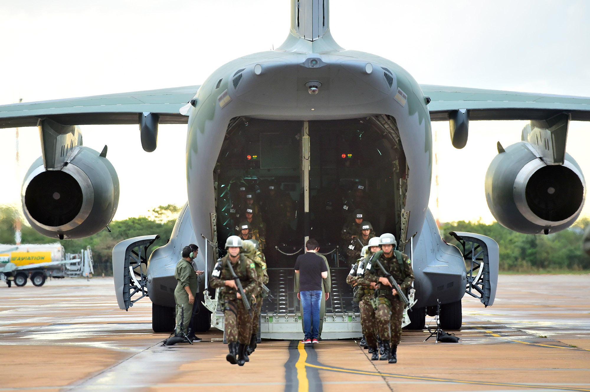 Equipes da FAB se preparam para a chegada do KC Poder Aéreo Aviação Militar Indústria