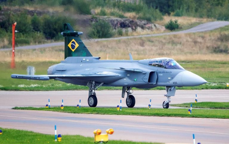 Primeiro caça Gripen da FAB está quase na metade da viagem Poder