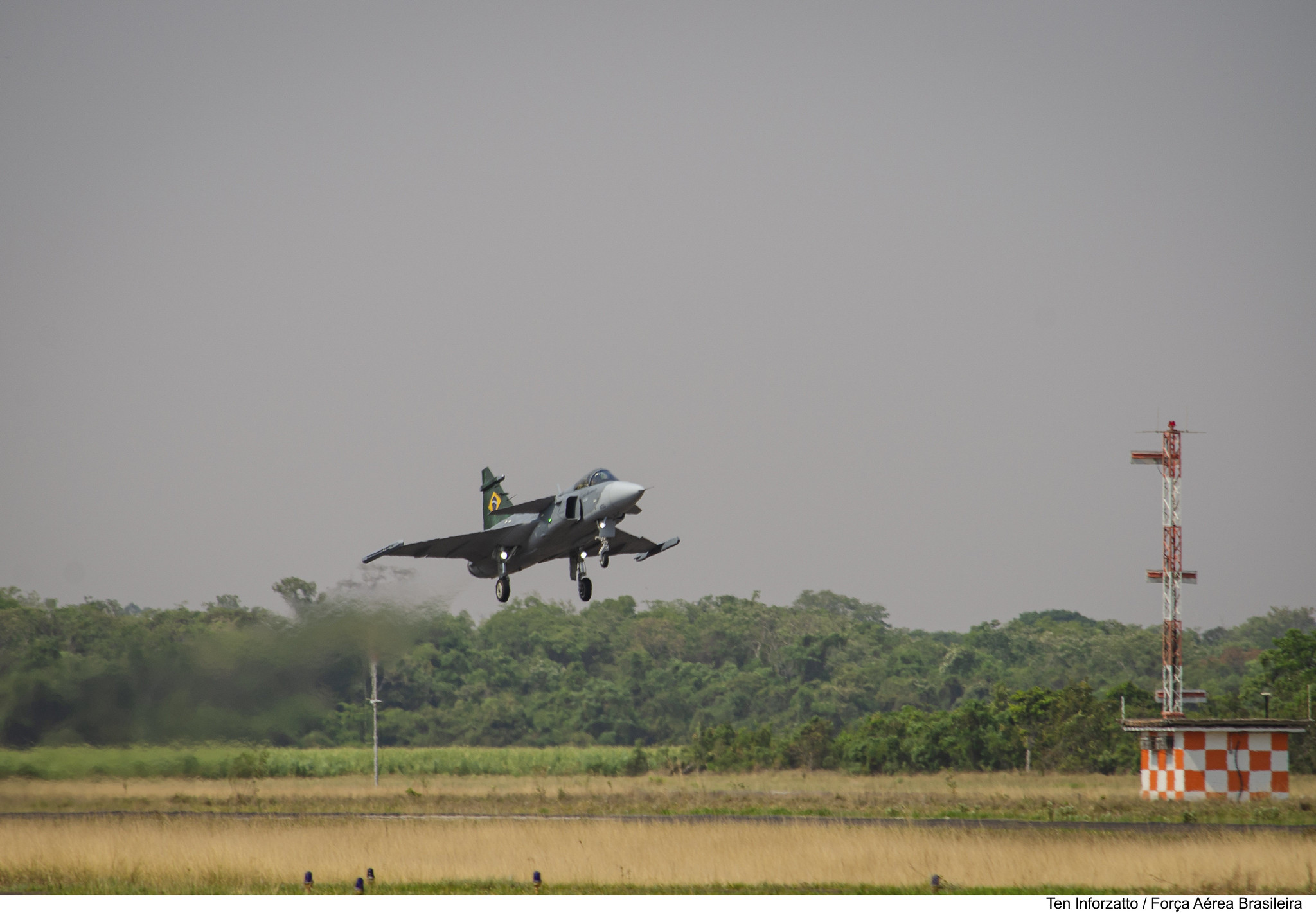 IMAGENS Caça F 39E Gripen faz passagem pela AFA em Pirassununga SP