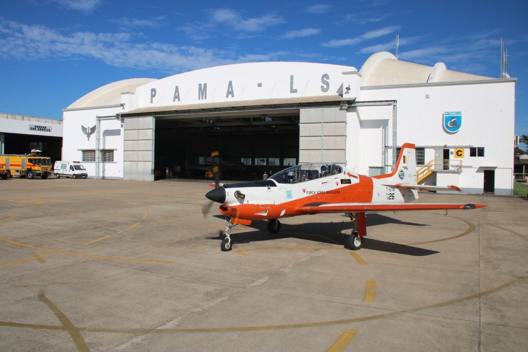 Segundo protótipo do T 27 Tucano modernizado faz primeiro voo no PAMA