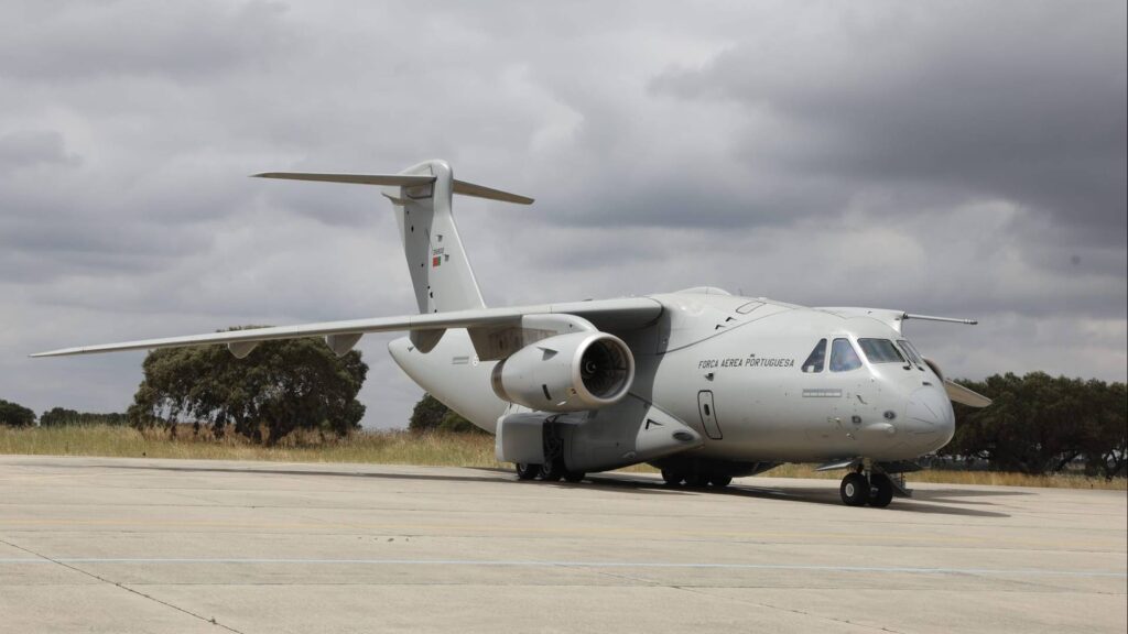 Segundo Embraer Kc Da For A A Rea Portuguesa Aterrissa Em Beja