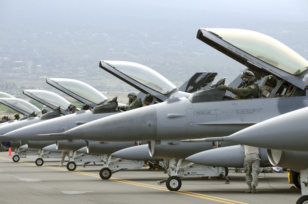[Imagen: linha-de-F-16-foto-USAF.jpg]