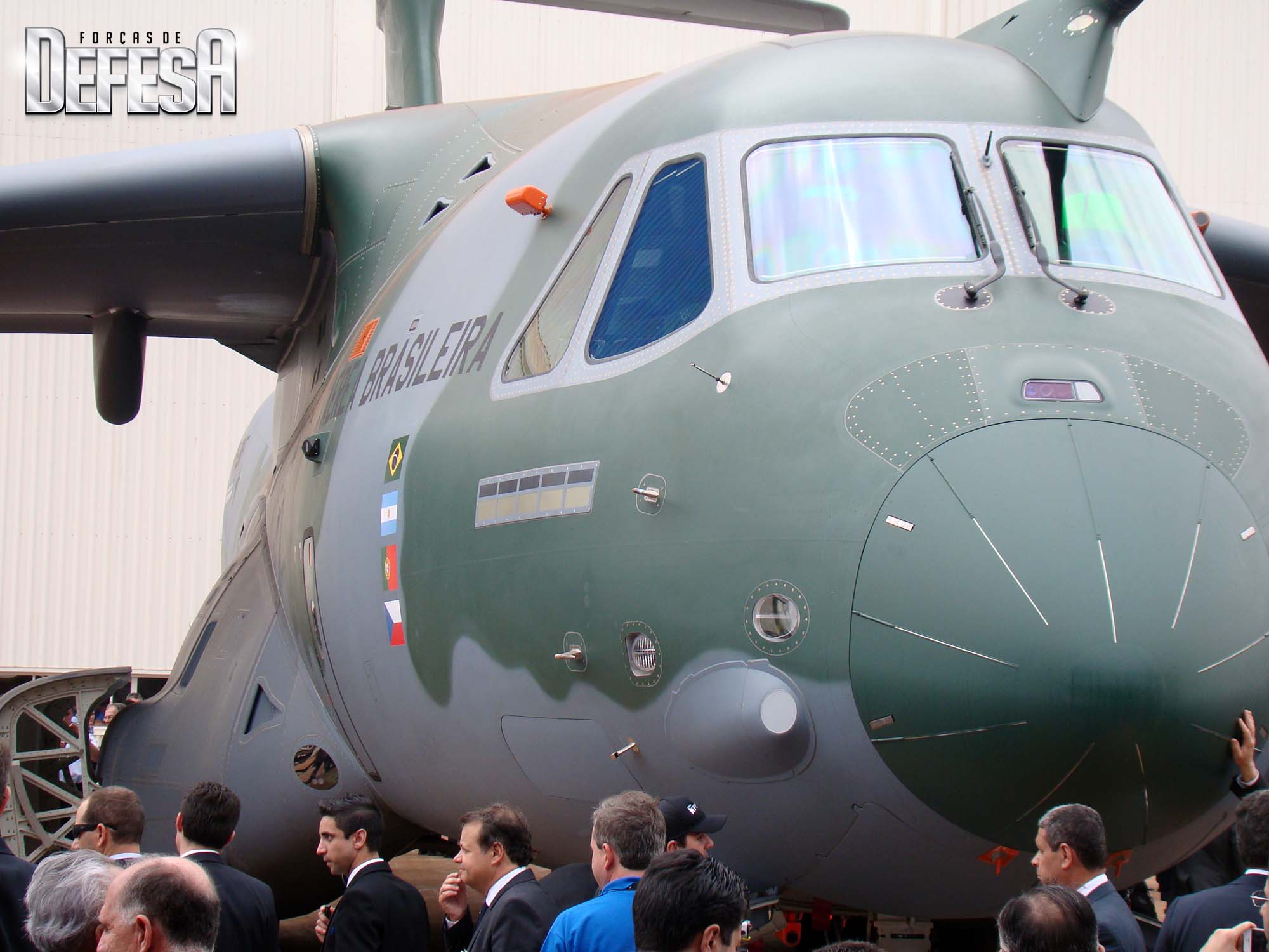 Primeiro avião KC-390 estreou-se no ar. Rinocerontes da Força