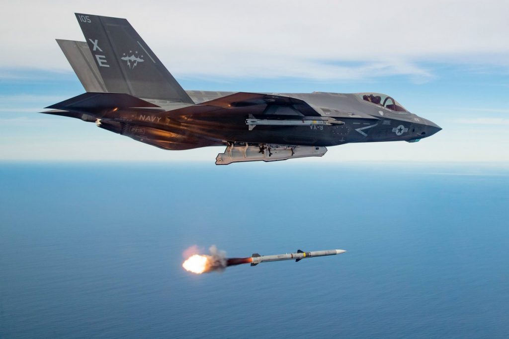 F-35C lançando AMRAAM