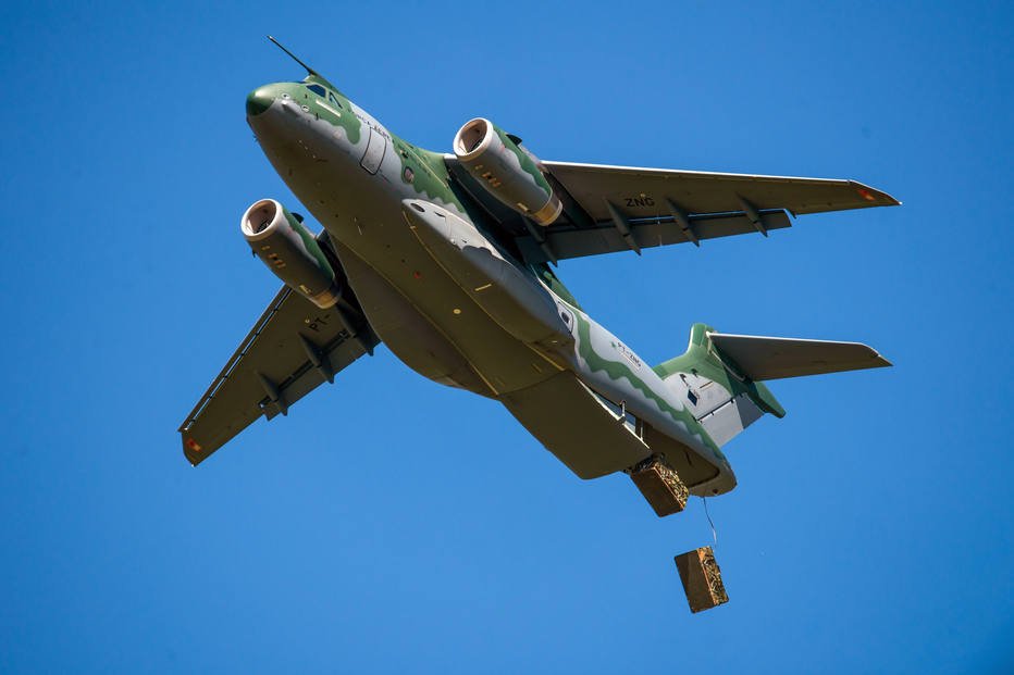 Lula voa em 1º avião da Embraer KC-390 entregue a Portugal