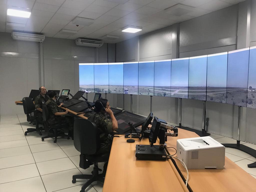 Decolagem do avião em uma pista de pouso para aviões perto do terminal,  sala de controle na torre