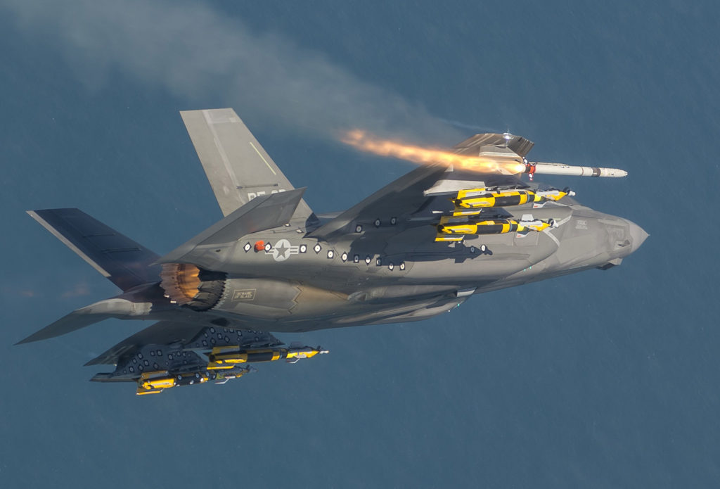 F-35B lanzando ASRAAM