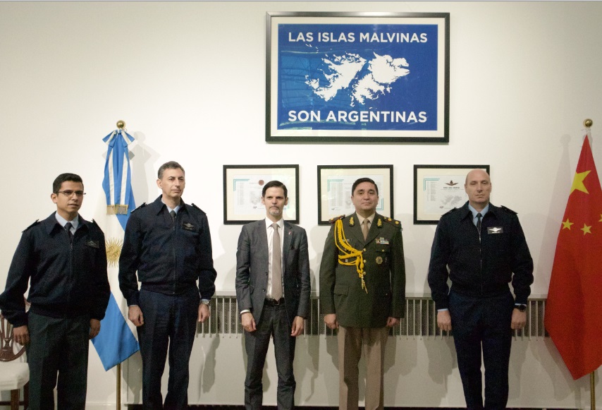El equipo argentino evalúa el avión de combate JF-17 Thunder en Chengdu