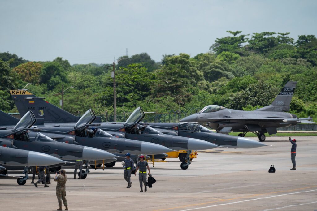 Aviões brasileiros da Força Aérea da Colômbia colidem; veja vídeo
