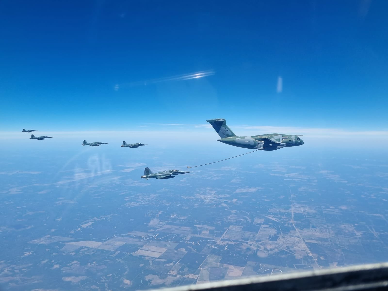 Em sua primeira missão operacional, KC-30 transporta tropa para o