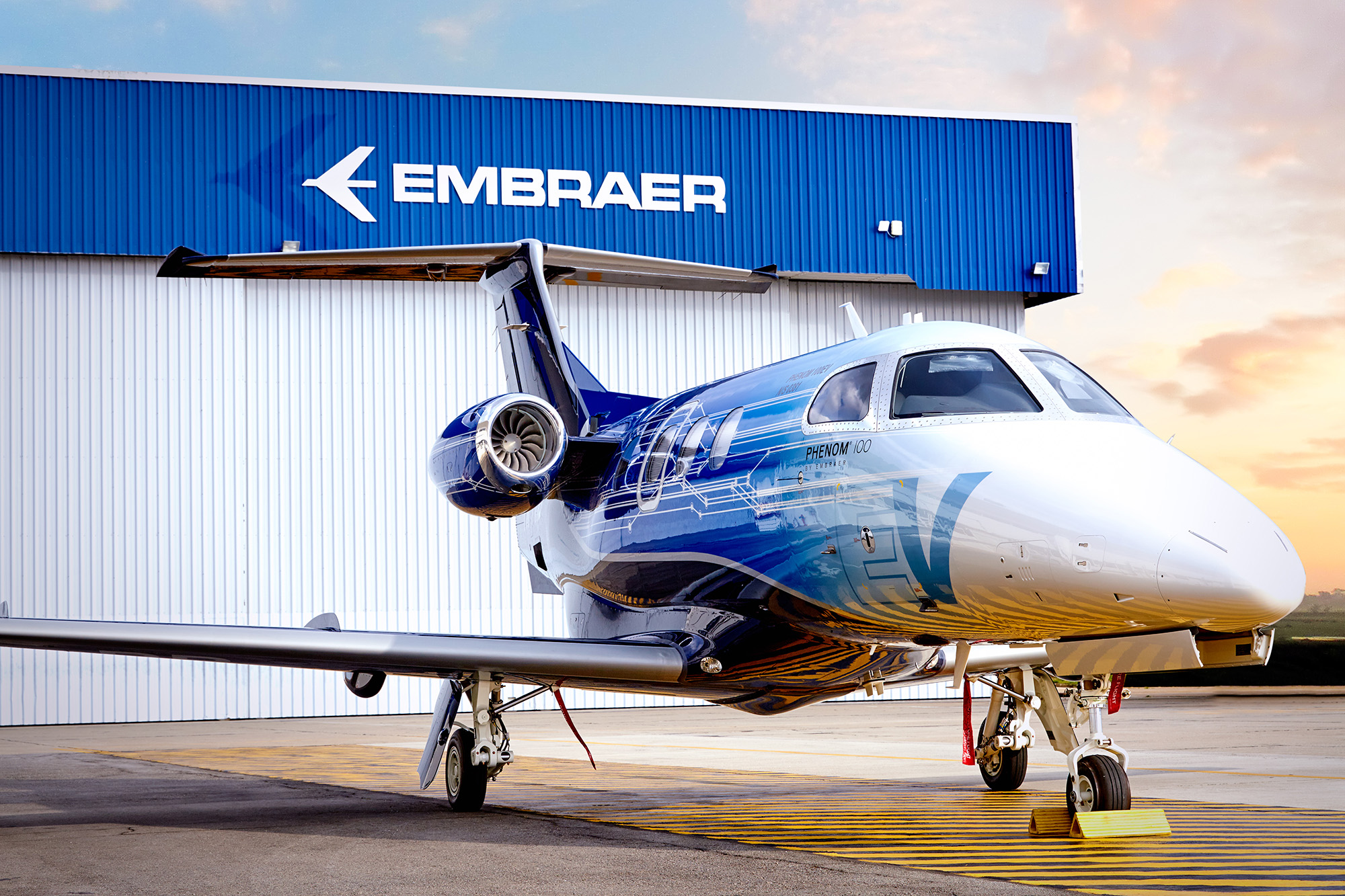 Представить самолет. Эмбраер. Самолет Embraer. Бразилия Эмбраер. Бразильские самолеты Embraer.