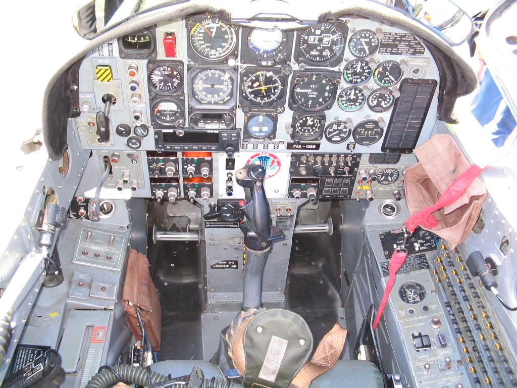 FUERZA AEREA BRASILEÑA (FAB) - Página 18 Cockpit-original-do-T-27-Tucano