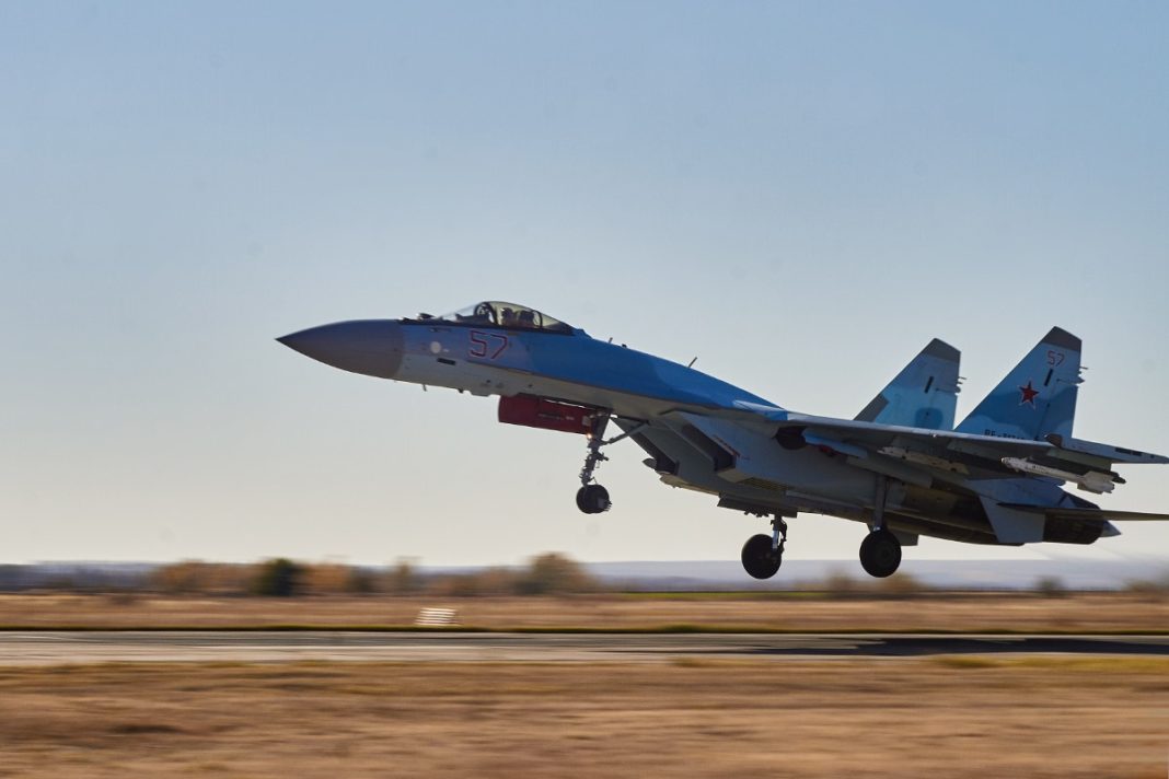 Caças Sukhoi Su-35S Russos Escoltam Bombardeiro B-52H Da Força Aérea ...