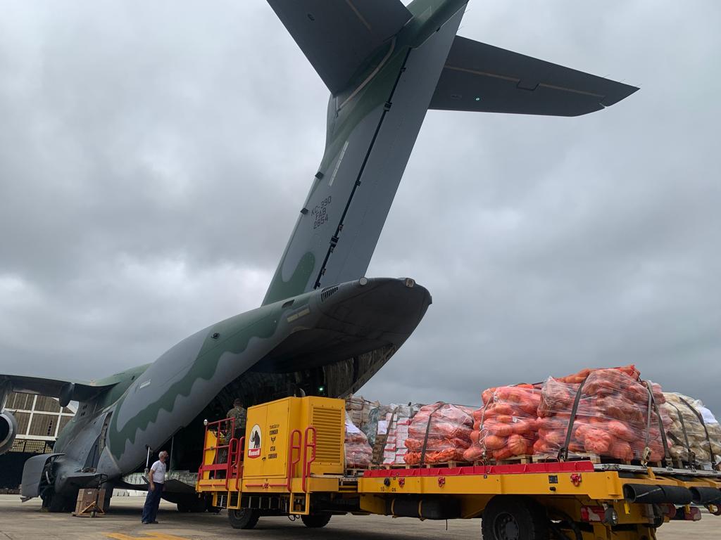 Força Aérea Brasileira transporta alimentos para vítimas das chuvas na