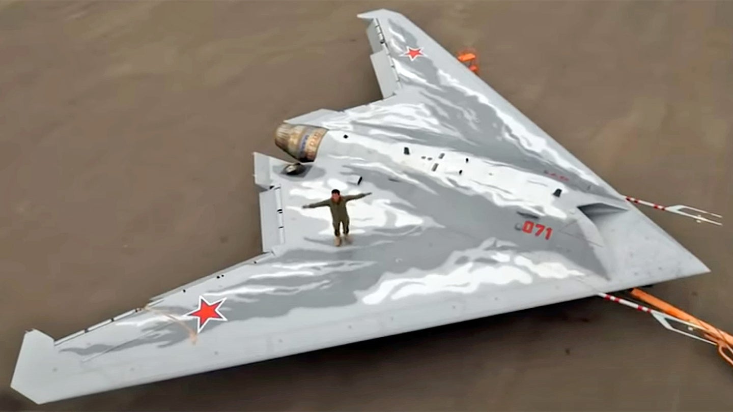 Rússia Apresenta Segundo Protótipo Do Drone De Ataque Stealth S-70 ...