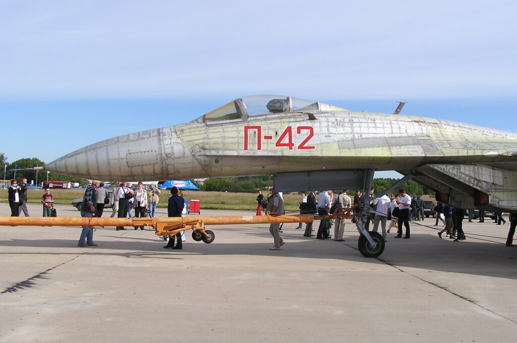 HISTORIA DA AVIAÇÃO: Sukhoi P-42, O Su-27 Modificado Para Quebrar Os ...