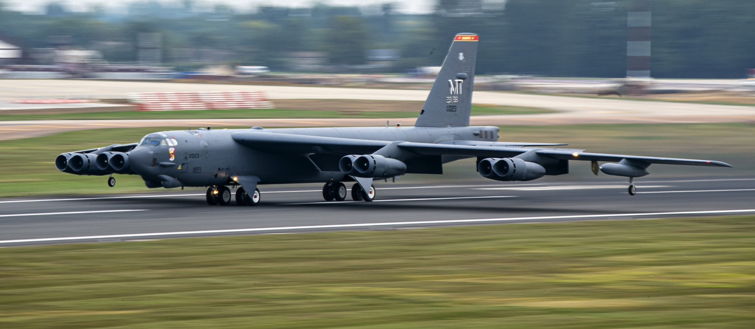 IMAGENS: B-52 Stratofortress Com Novos Motores, Radar E Cockpit - Poder ...