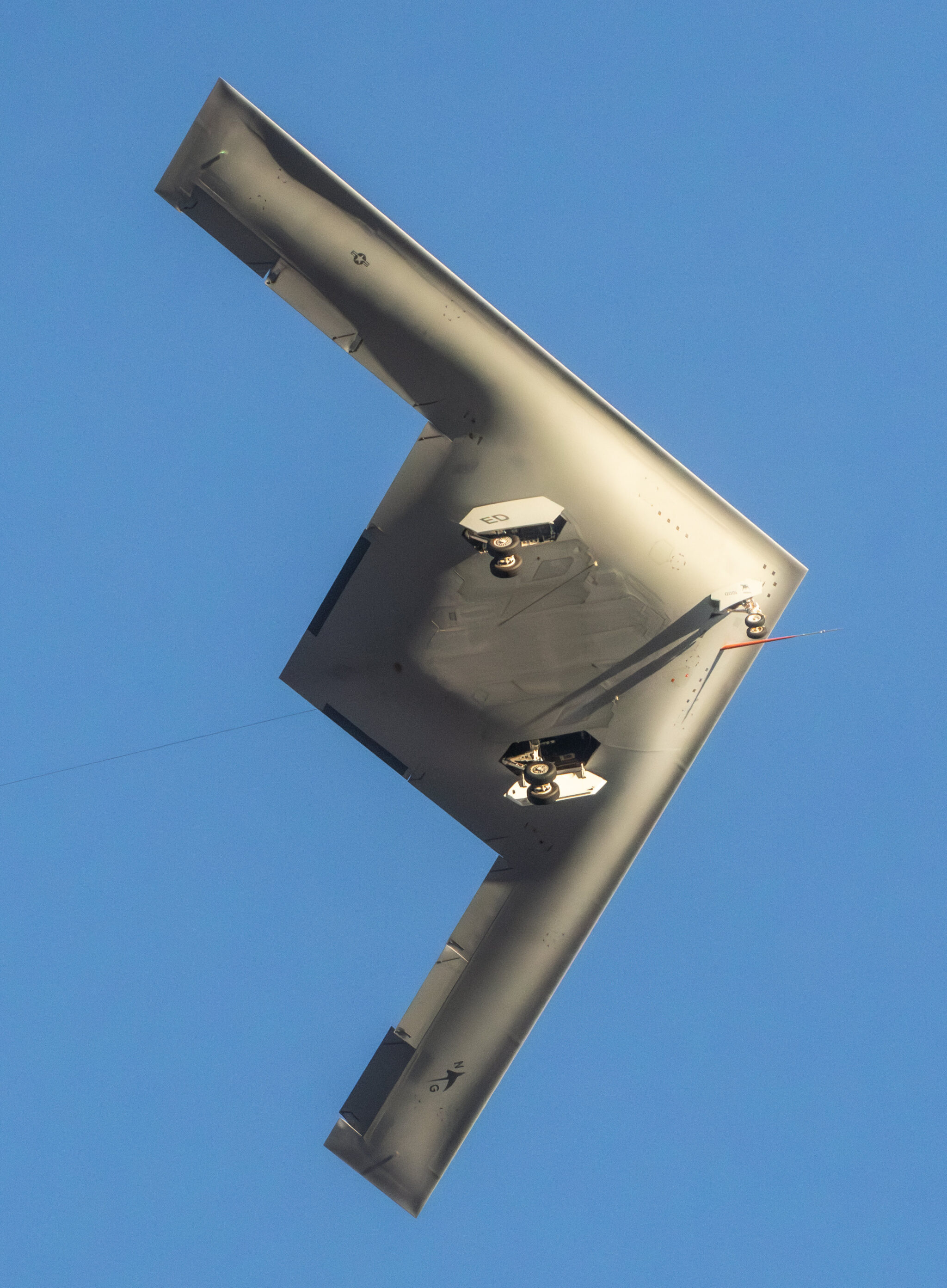 Bombardeiro Northrop Grumman B-21 Raider Voa Pela Primeira Vez - Poder ...