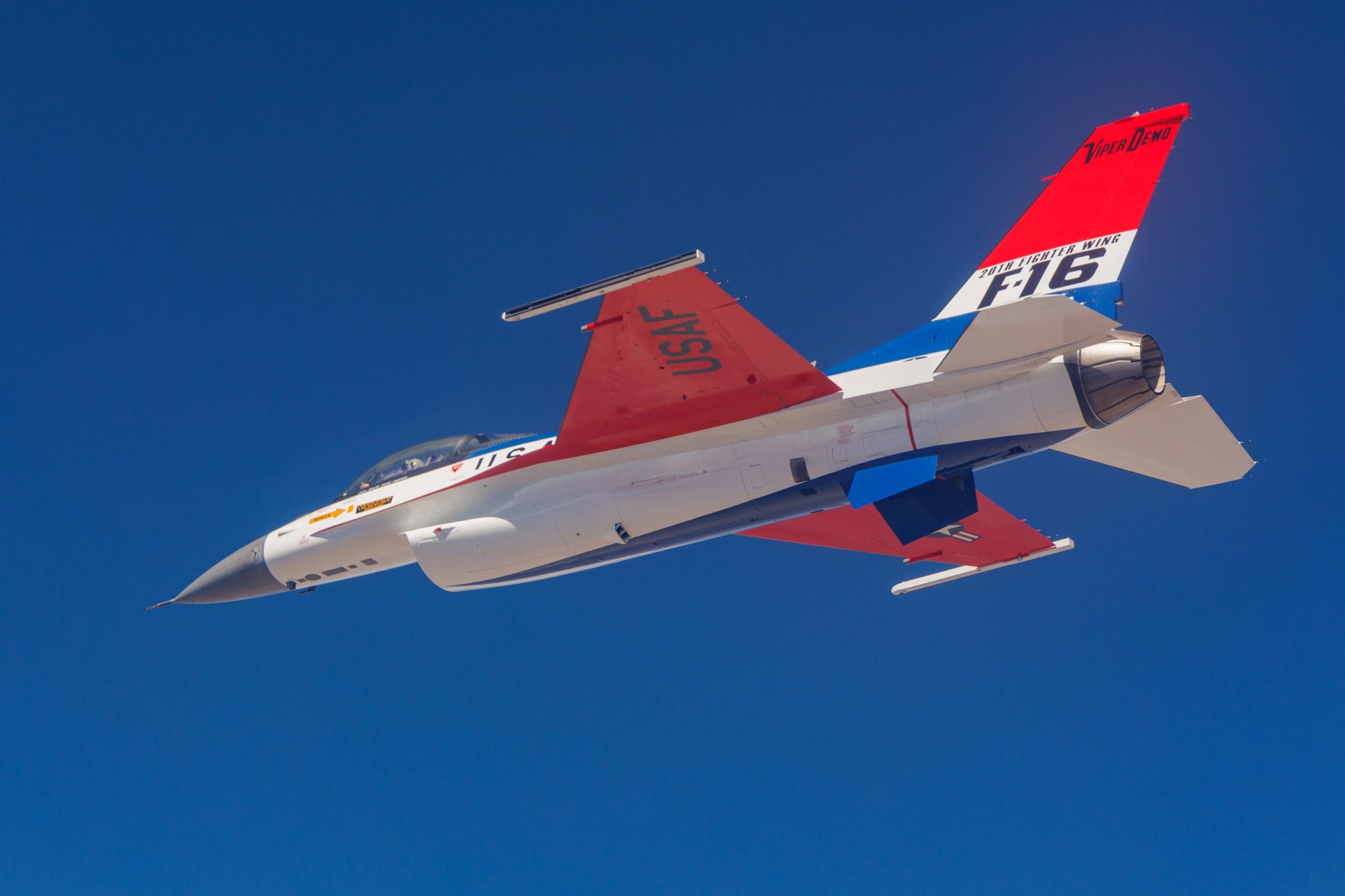 Equipe de demonstração do F-16 da USAF pinta as cores do YF-16 para ...